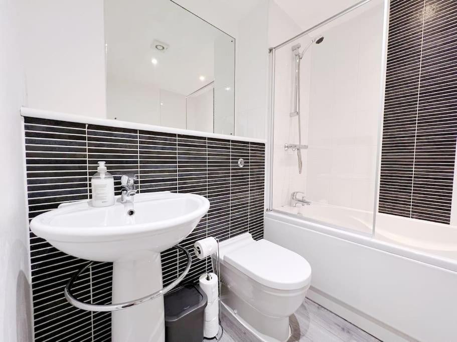 Stylish Seaview One-Bedroom Apt Swansea Eksteriør bilde